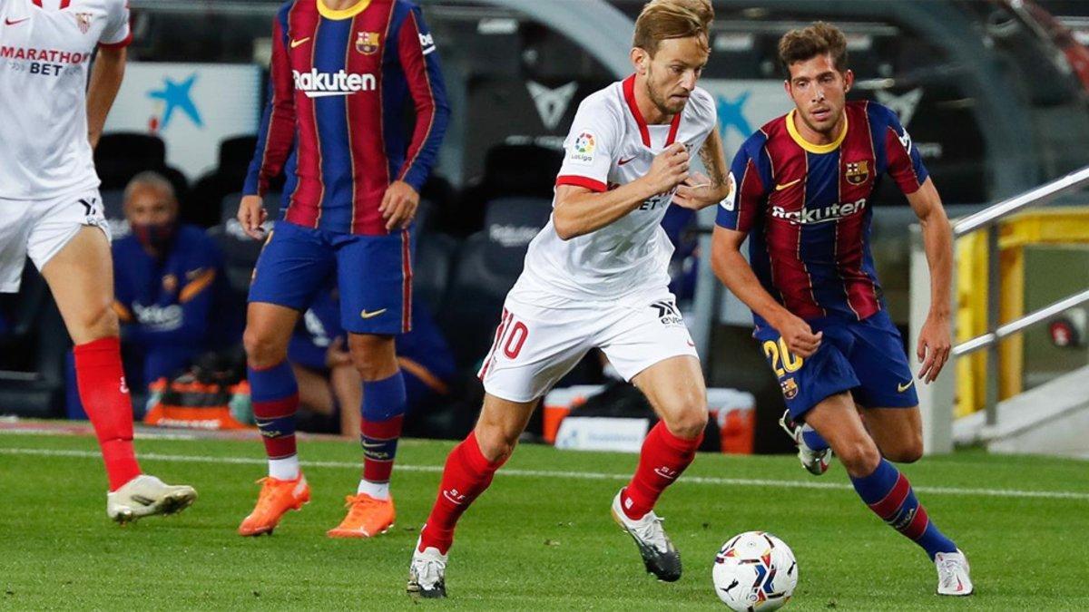 Rakitic, en acción junto a Sergi Roberto en el último Barça-Sevilla