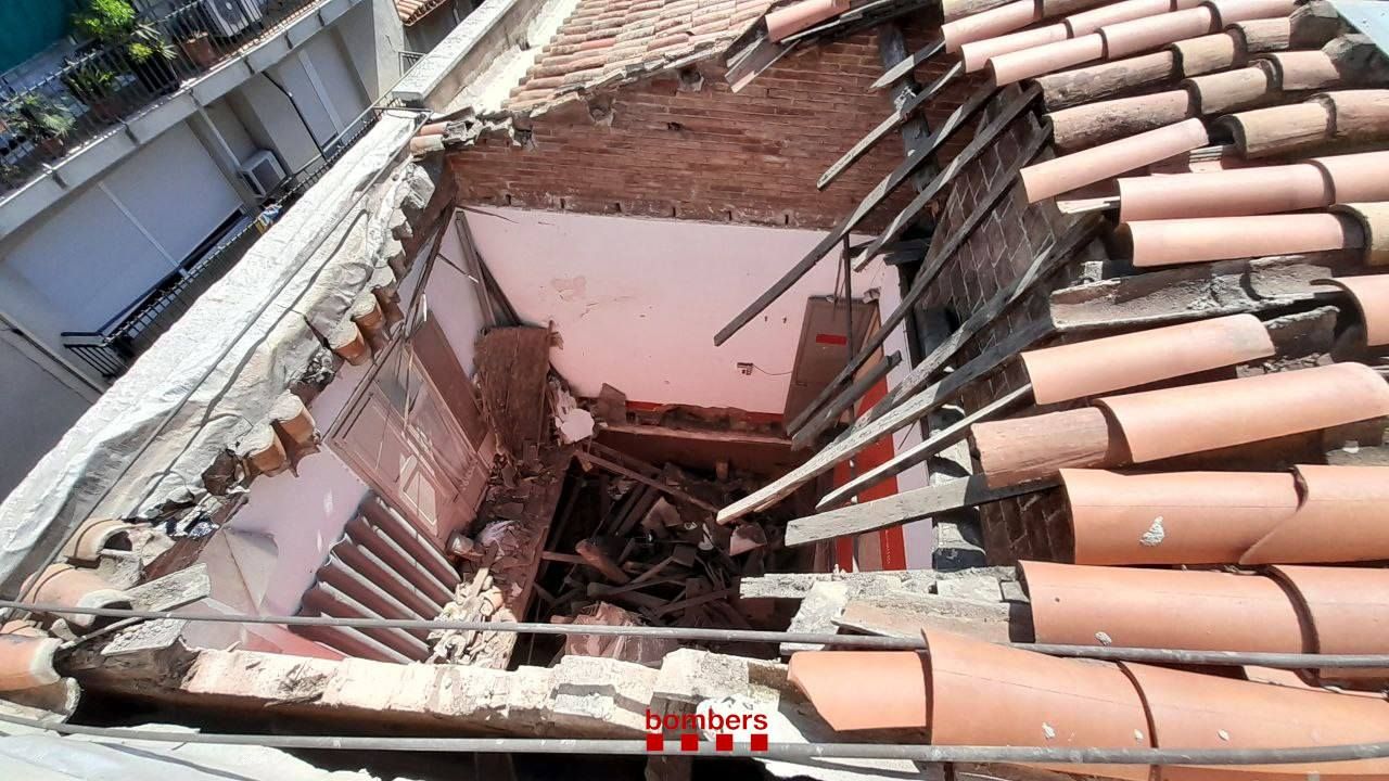 El techo del edificio desplomado ayer en Terrassa