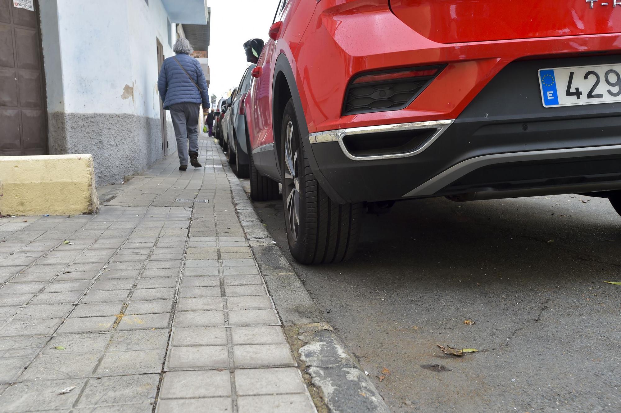 Desperfectos en la Calle Batalla de Teruel y el parque infantil de la plaza Cayo Ramírez