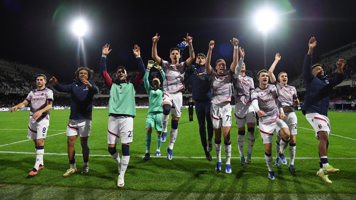 Los jugadores del Bolonia celebran el vital triunfo ante la Salernitana