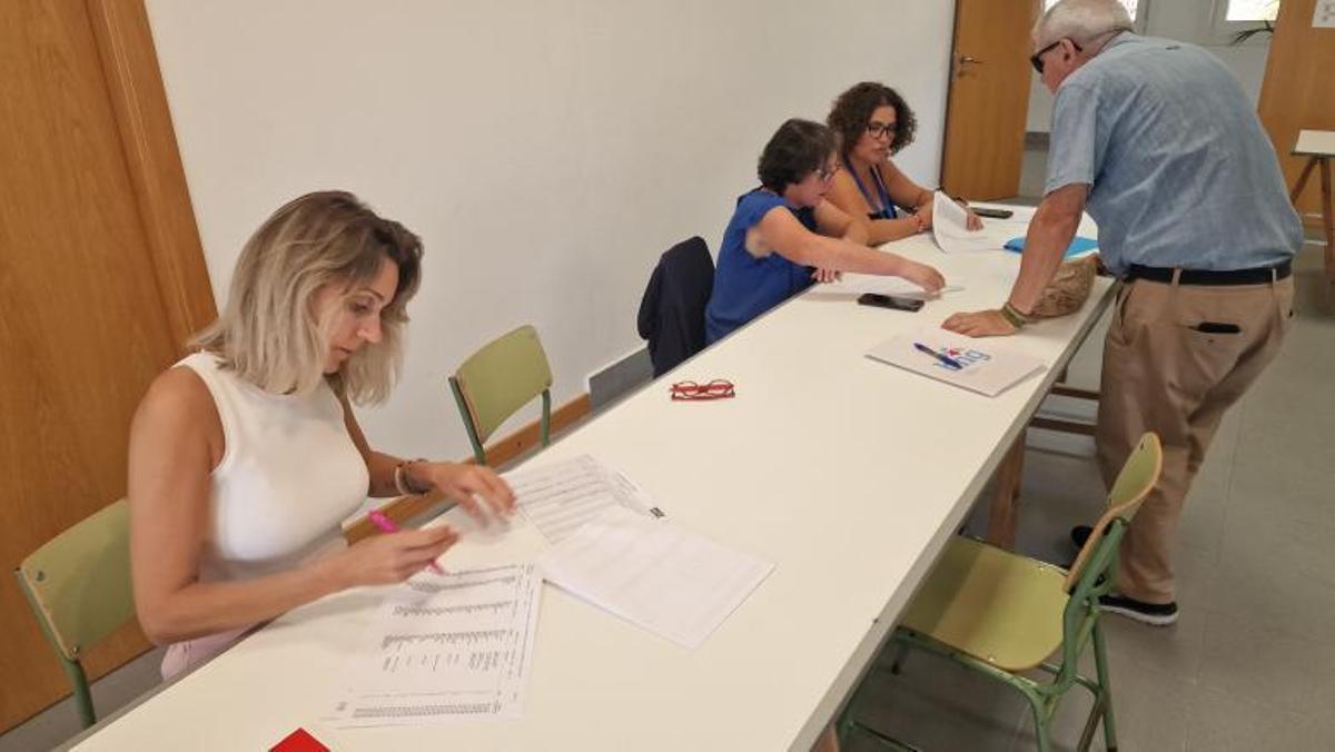 Participantes en la jornada electoral, en Mosteiro (Meis). |   //  M. MÉNDEZ