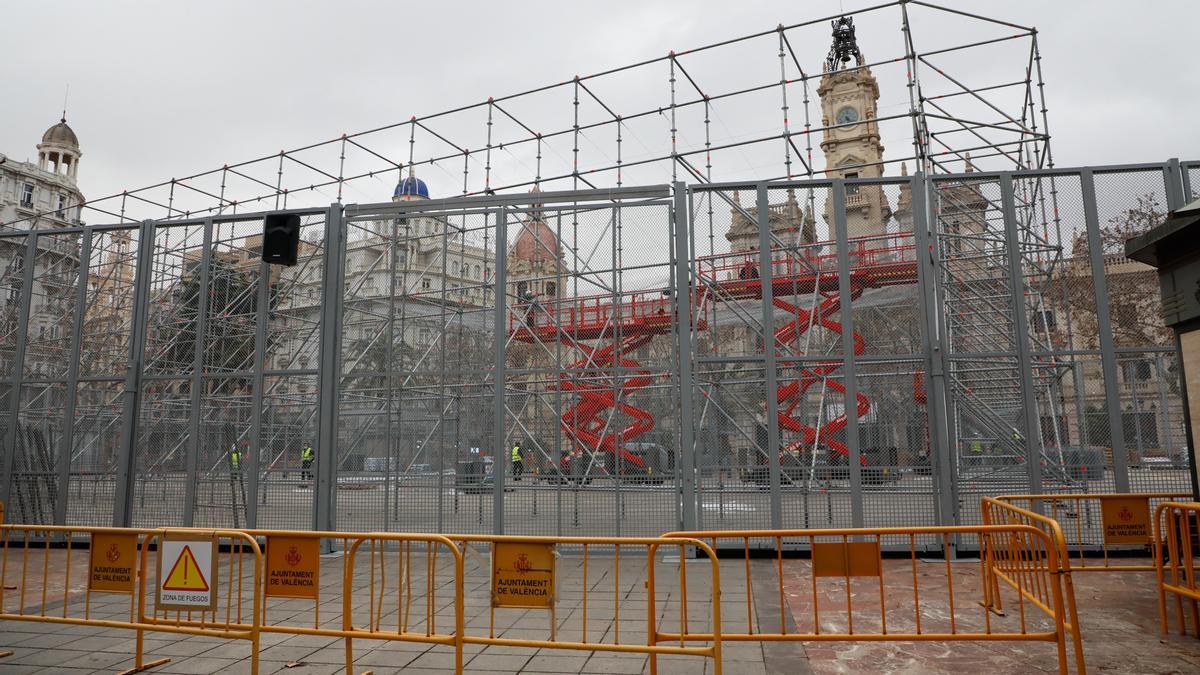 Montaje completo del cohetódromo de la plaza del Ayuntamiento para la &quot;cordà&quot; de esta noche