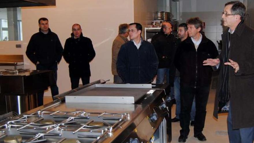El alcalde, a la derecha, con miembros de la Corporación en una visita en la cocina del Fórum. / m. c. s.