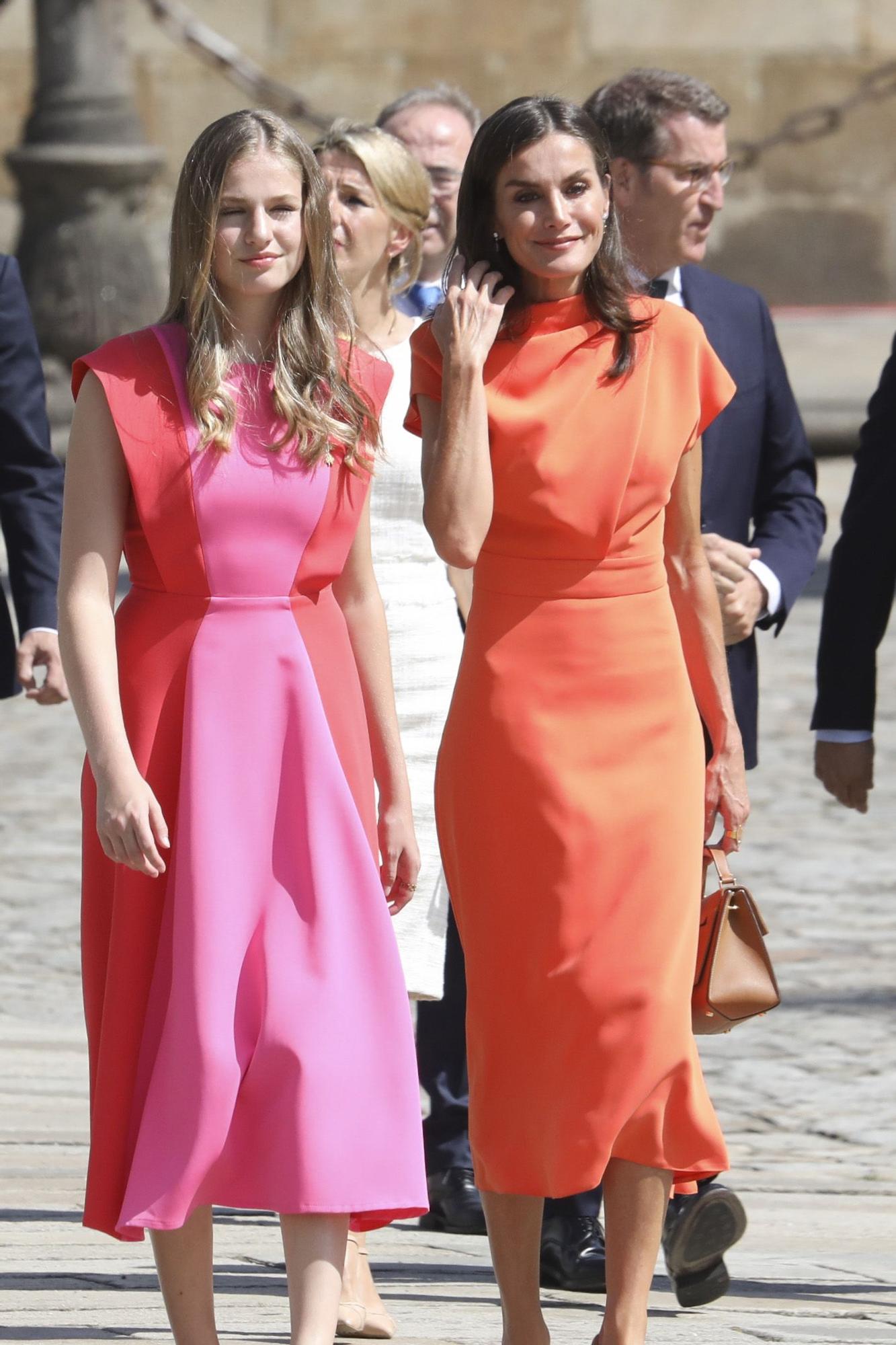 El rey Felipe VI realiza la ofrenda al Apóstol acompañado de la reina Letizia y sus hijas