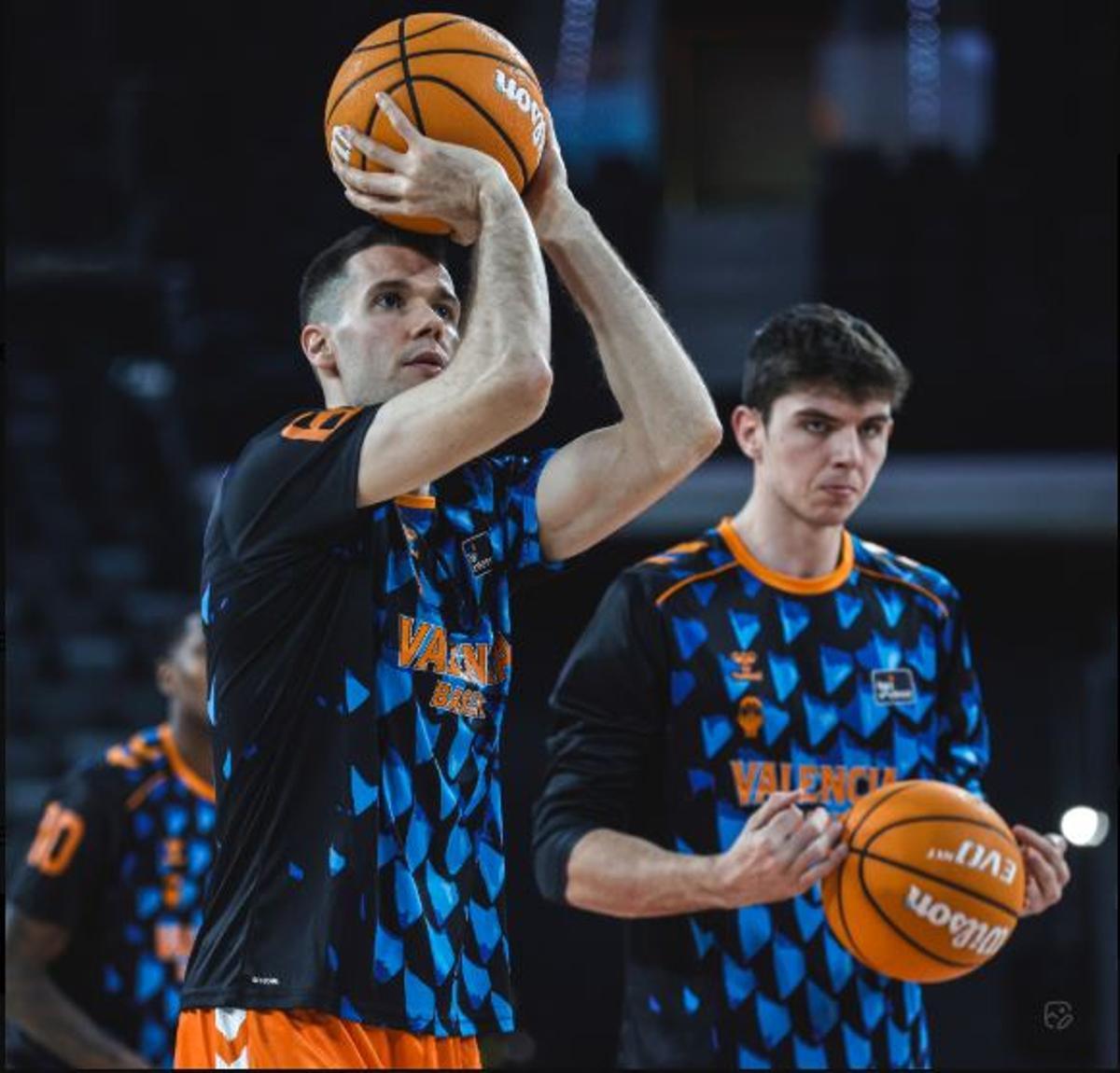 López-Arostegui y Sergio de Larrea, en el calentamiento previo al partido ante el Zaragoza.