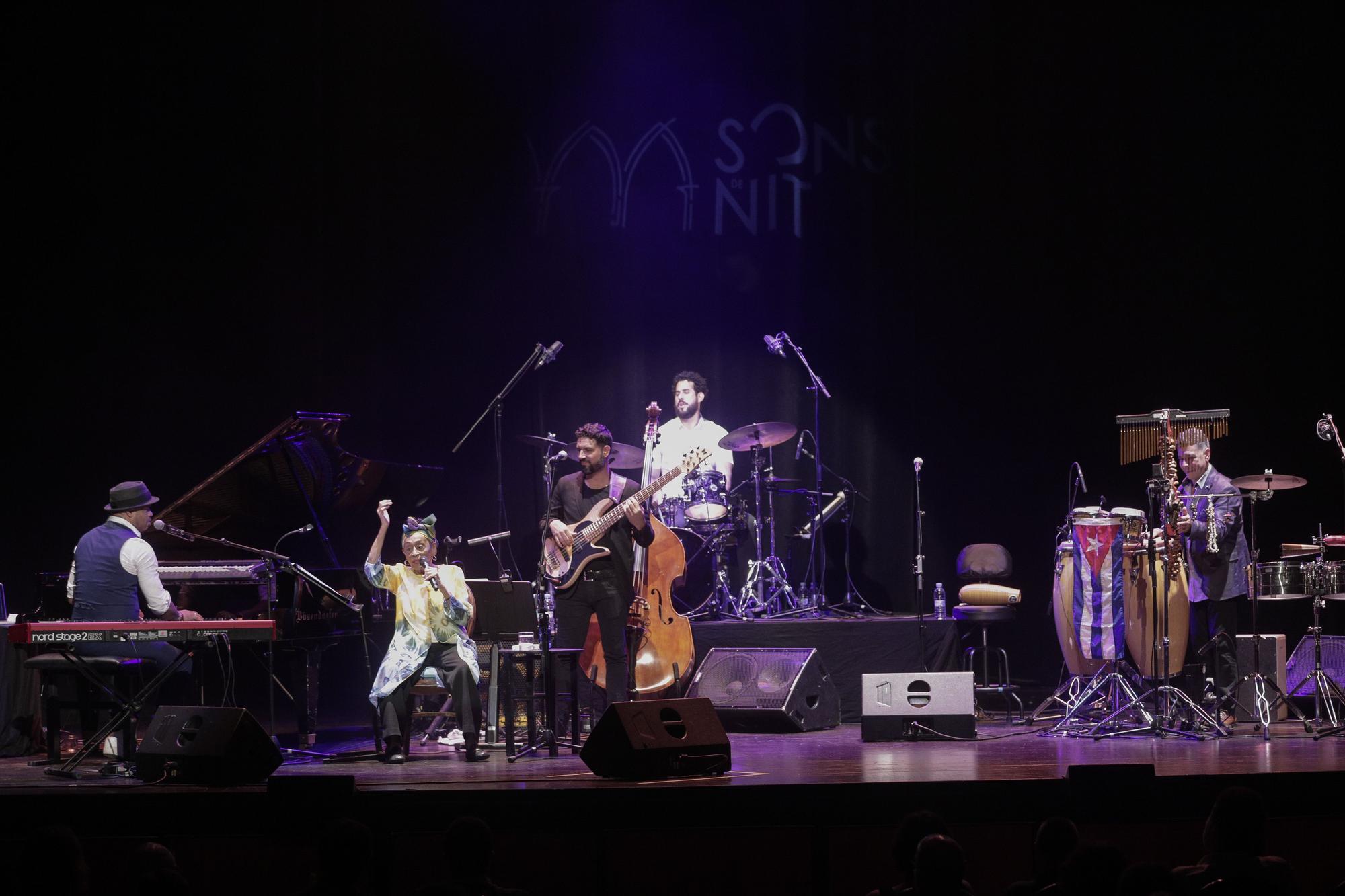 La diva del Buena Vista Social Club llena el Principal de alegría y el arte cubano