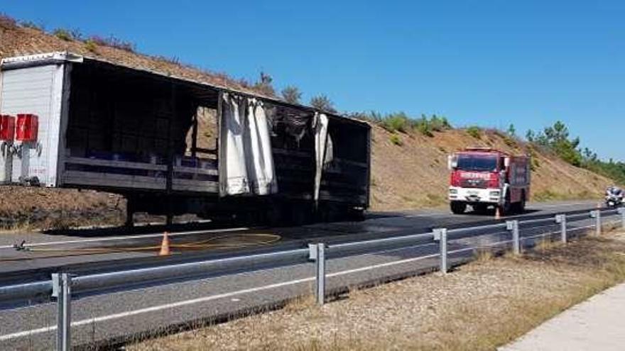 El camionero logró soltar el remolque que ardía. // FdV