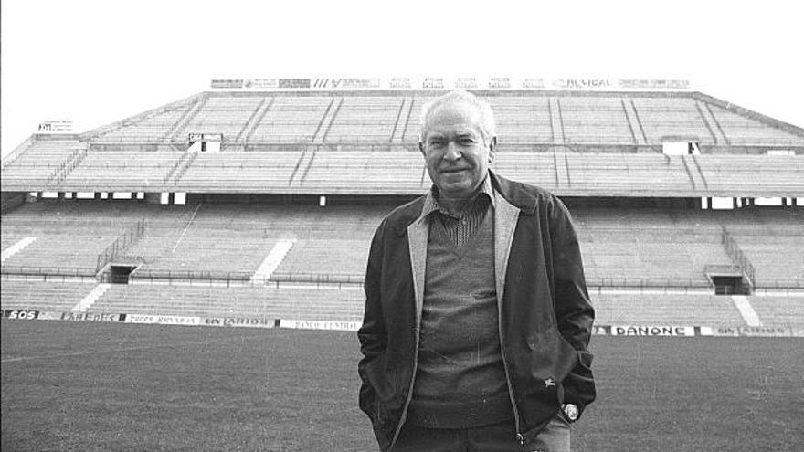 José Rico Pérez posa en el césped del estadio de su Hércules, club que presidió entre 1971 y 1985.