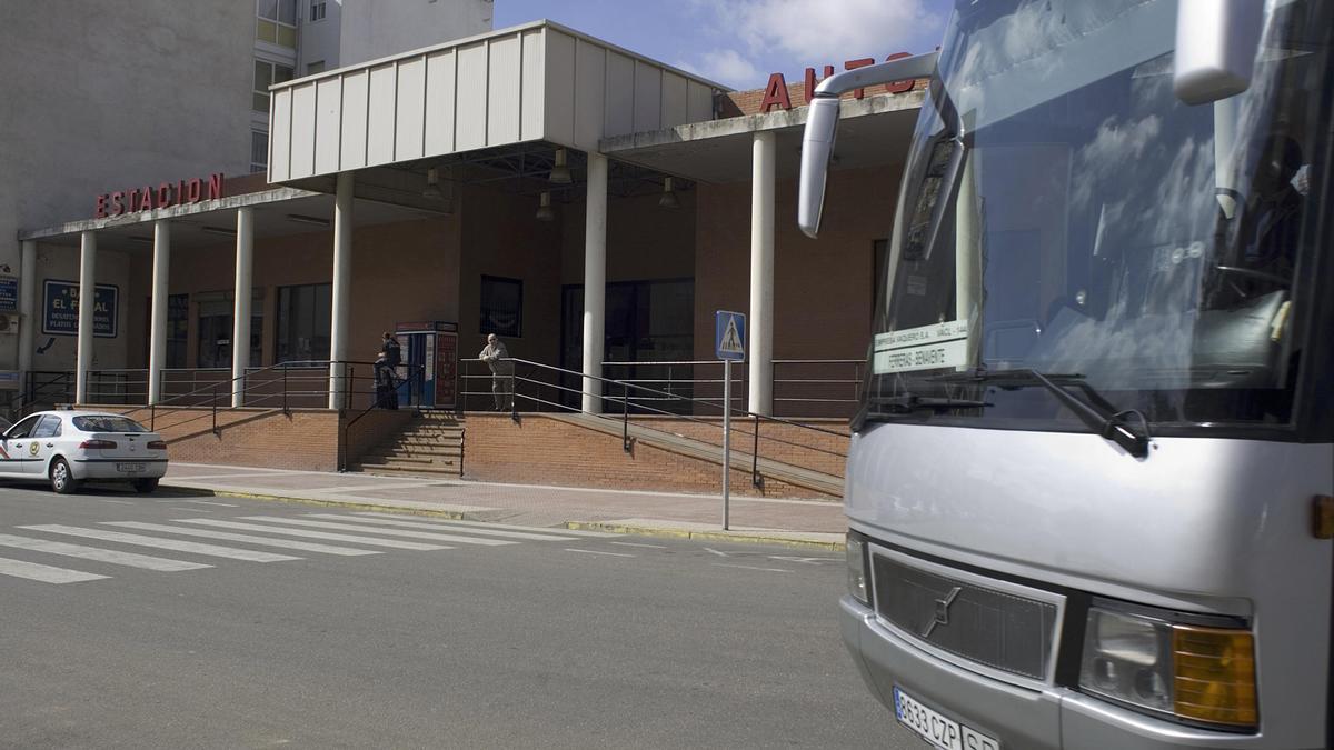 Al fondo tramo de la avenida del Ferial de Benavente reservado para el aparcamiento de taxis.