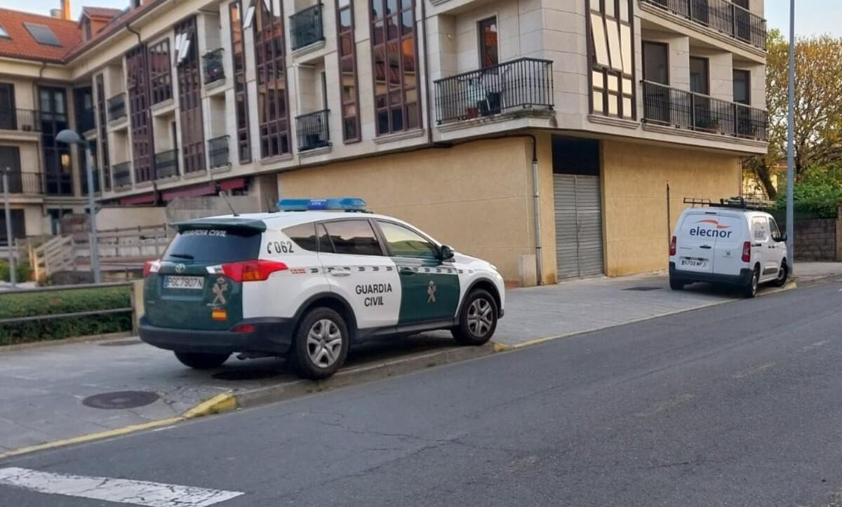 Vehículos de la Benemérita y técnicos en electricidad en el entorno del edificio ocupado
