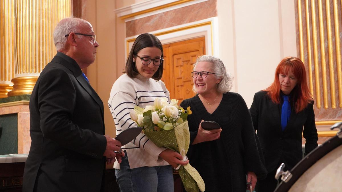 El homenaje a Ángela Domingo, quien diseñó el emblema de la banda reunificada de la bandera.