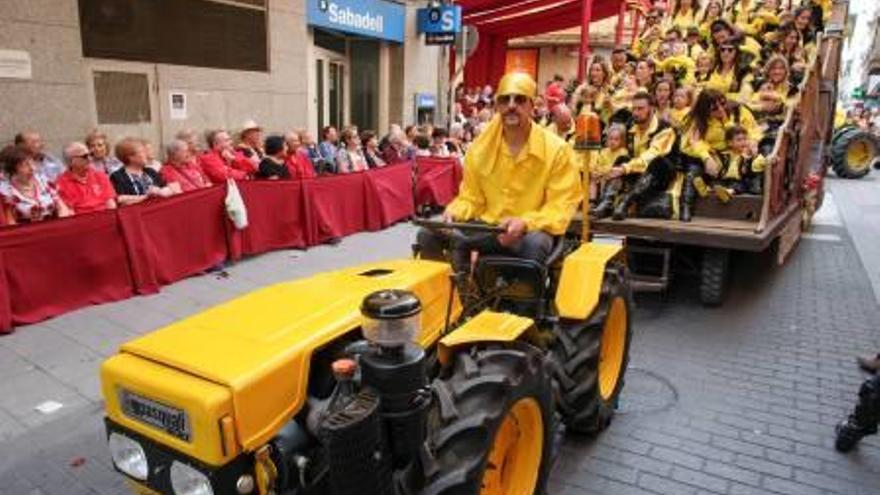 Al abordaje del tractor amarillo