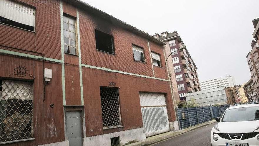 La nave de Almacenes Industriales incendiada.