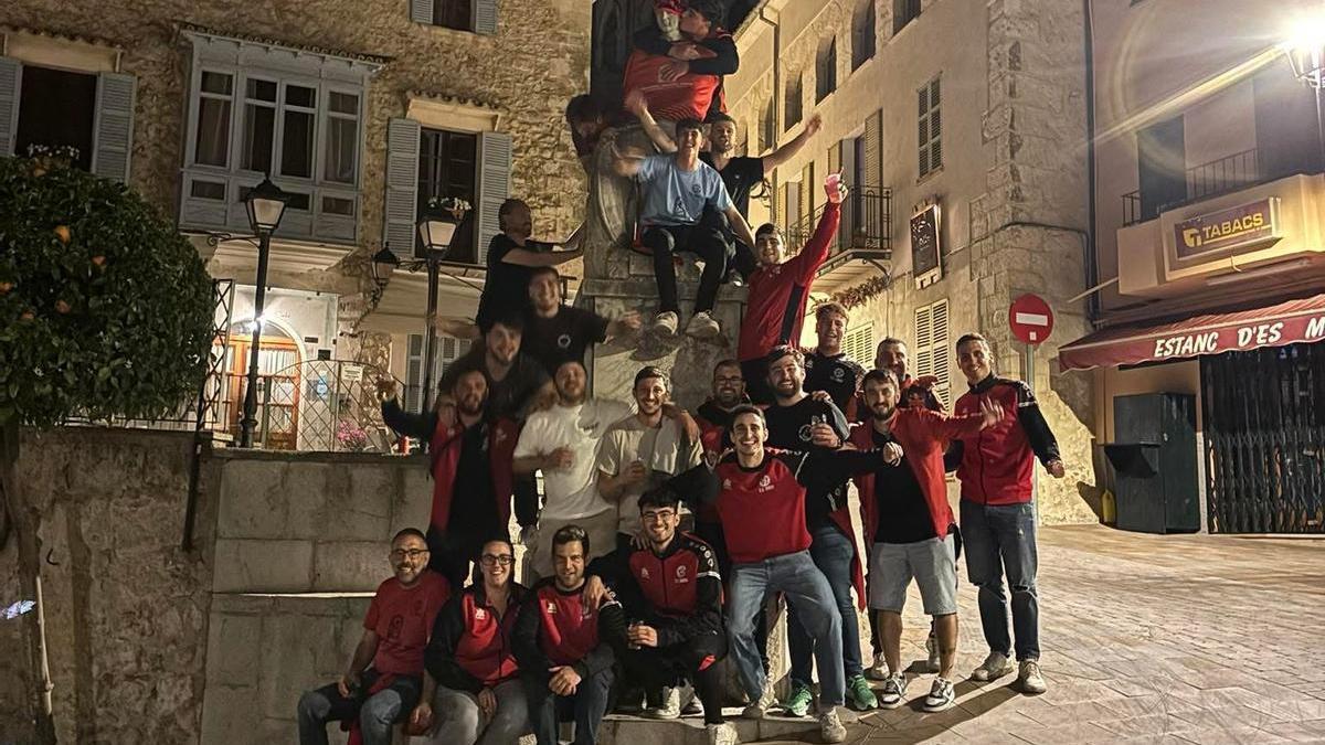 El Sineu celebra el ascenso a Tercera División.