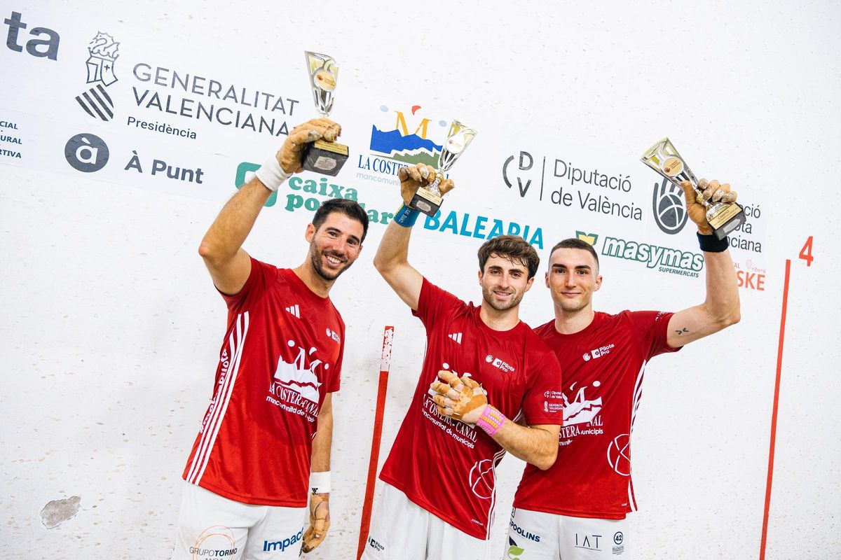 Iván, Ricardet i Raúl amb els trofeus de campions.