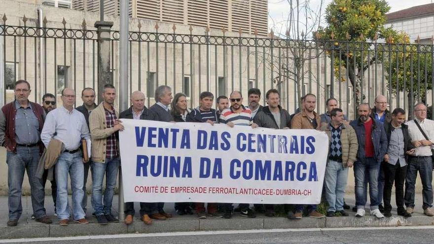 El comité de empresa de Ferroatlántica, en una protesta ante la Xunta.