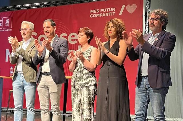 Àngels Boix, en el centro, junto a Carlos F. Bielsa y el ministro Arcadi España en el Foro Municipalista en l'Alcúdia.