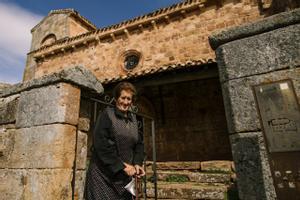 Carlina, la anciana que custodia la iglesia de Santa Marina en Villanueva de la Torre (Palencia).