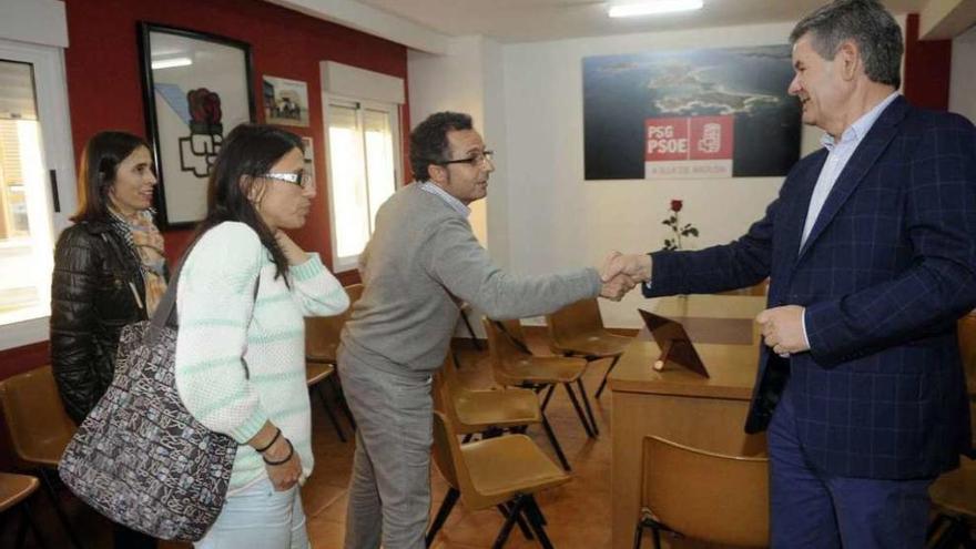 Reunión de la ejecutiva local socialista con Santos Héctor y Pilar Cancela. // Noé Parga