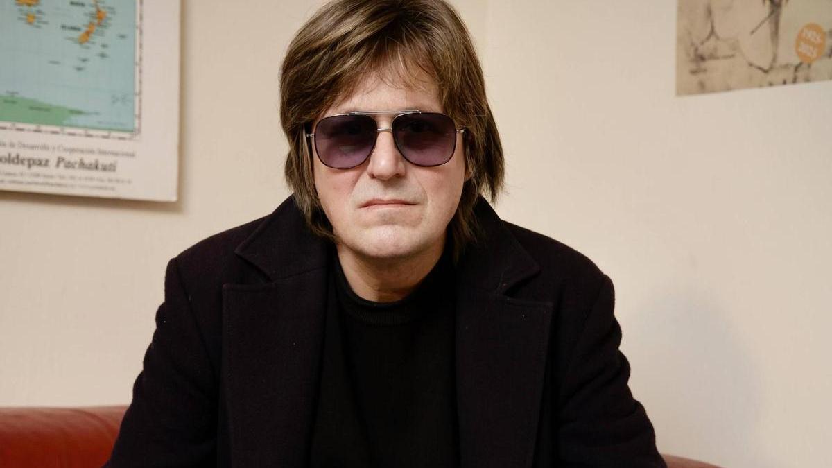 Ni corriendo por Gran Vía como Rosalía ni con reveal de portada: la original forma con la que Nacho Vegas presenta su último disco en Madrid con la ilustradora "Moderna de Pueblo"