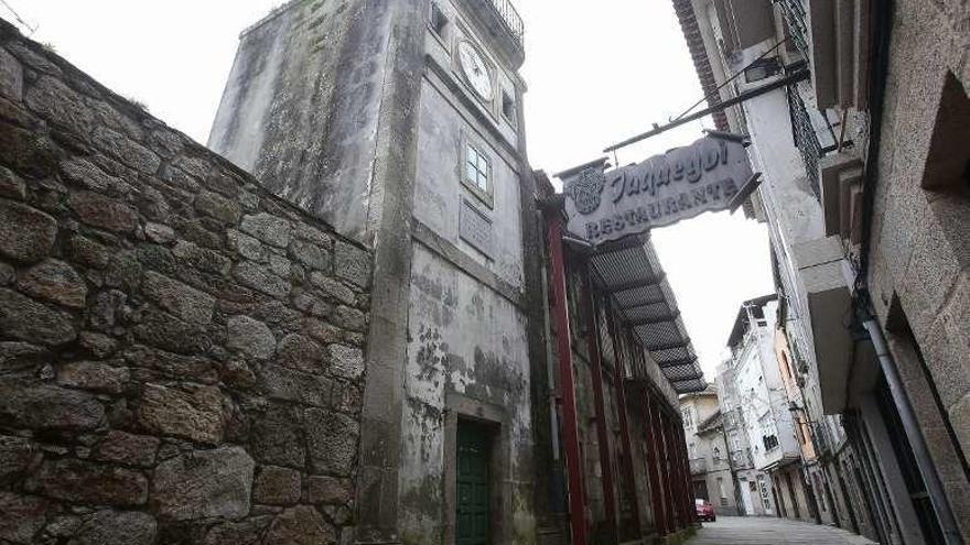 Fachada principal de la Casa del Reloj de Baiona. // Adrián Irago