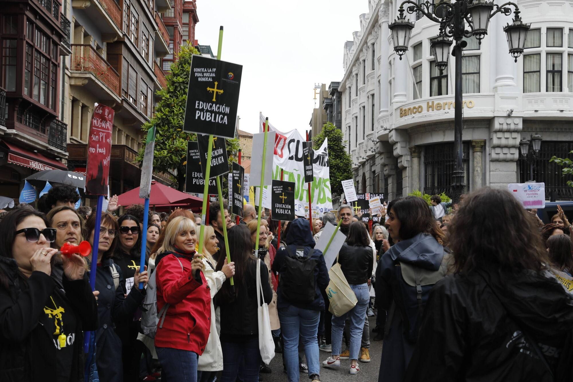 EN IMÁGENES: Nueva manifestación masiva de los docentes, que acabó en la Junta General 