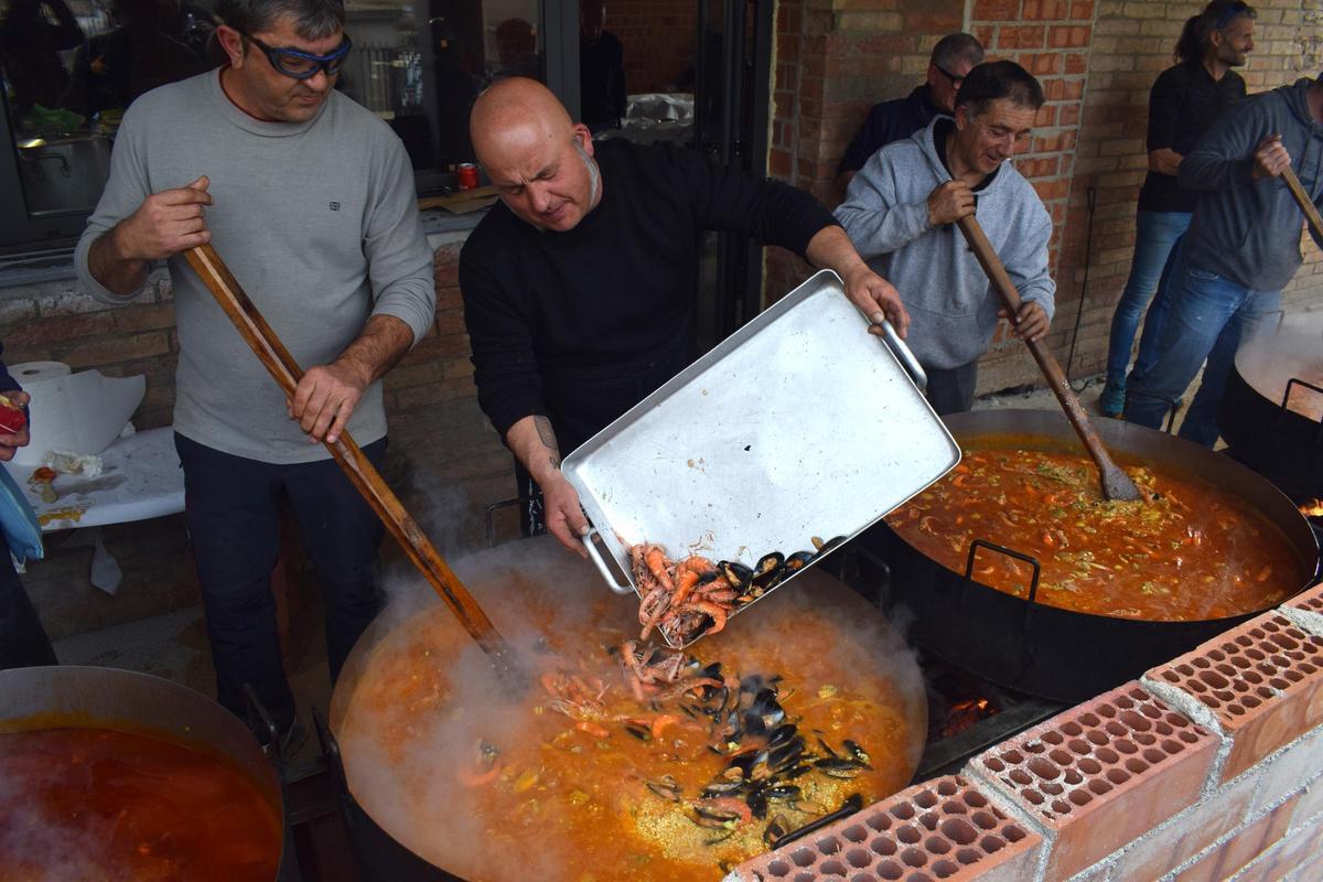 Cocció de les paelles de l'arròs d'Olvan, l'any passat