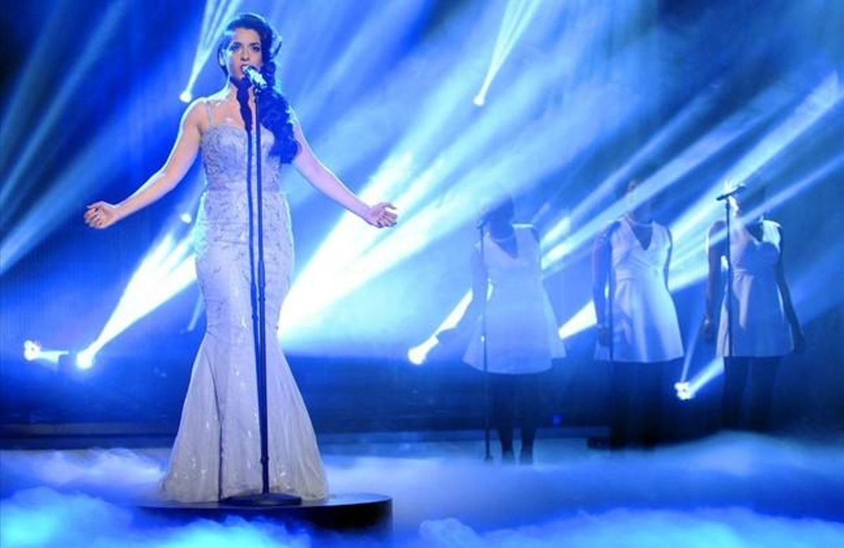 Ruth Lorenzo interpreta ’Dancing in the rain’, durant la gala en què va ser escollida per anar a Eurovisió. Ruth Lorenzo interpreta ’Dancing in the rain’, durant la gala en què va ser escollida per anar a Eurovisió.