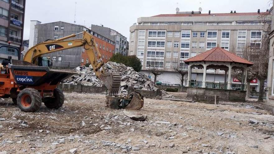 Emprenden la retirada de parte del cierre perimetral   |  Con el pavimento de la Praza da Constitución levantando y acumulado en la entrada de la alameda, los trabajos continúan. Las imágenes de estos días presentan ya la retirada de parte del cierre perimetral -también de piedra- que ahora se suprimirá. Por ahora se echan en falta solo algunas piezas de la zona que ocupaba la pérgola pero el proyecto contempla suprimirlo en su totalidad. La parte hacia Iryda podría tardar más si se usa como vallado de obra.