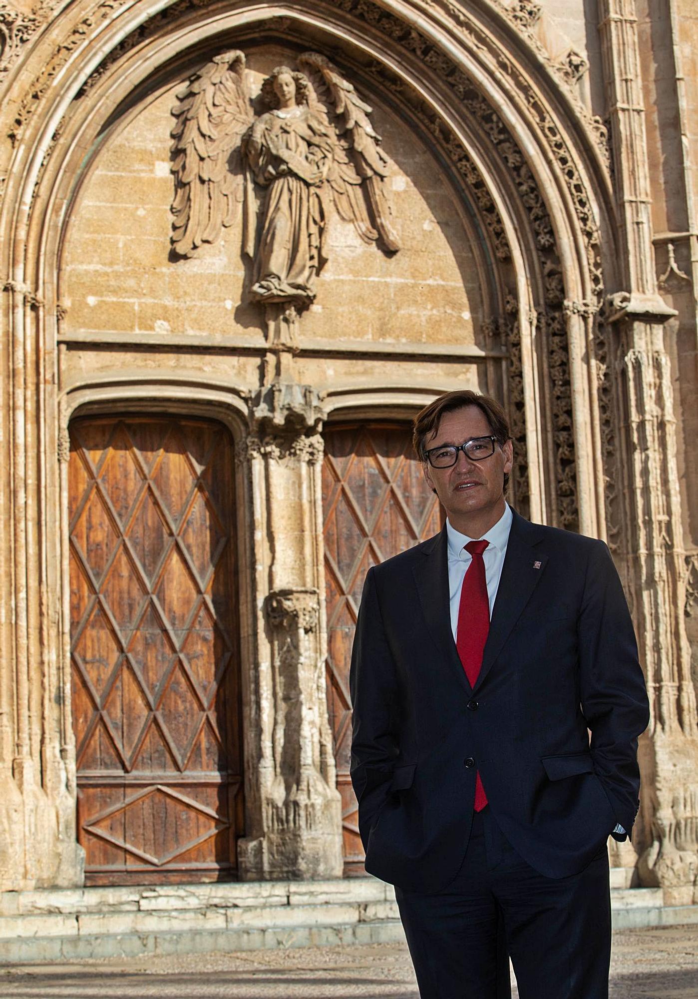 Salvador Illa posa ante sa Llotja de Palma el pasado miércoles.