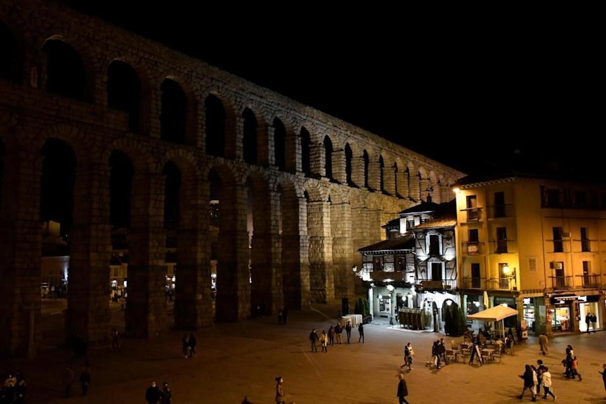 El acueducto de Segovia, a oscuras