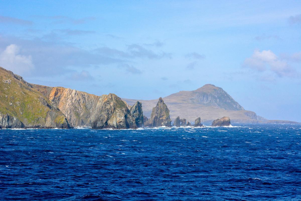 El Cabo de Hornos, situado en el extremo sur de Chile, es un hito geográfico y marítimo famoso por ser el punto más austral de América del Sur y uno de los pasos más peligrosos del mundo.