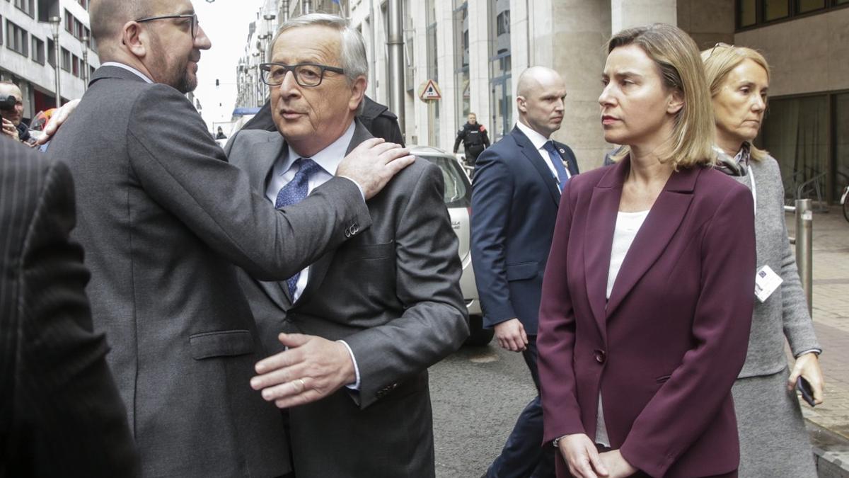 El primer ministro belga, Charles Michel (i), el presidente de la CE, Jean-Claude Juncker (c) y la alta representante de la UE para la Política Exterior, Federica Mogherini (d) a su llegada para un homenaje a las víctimas de los atentados, ayer.