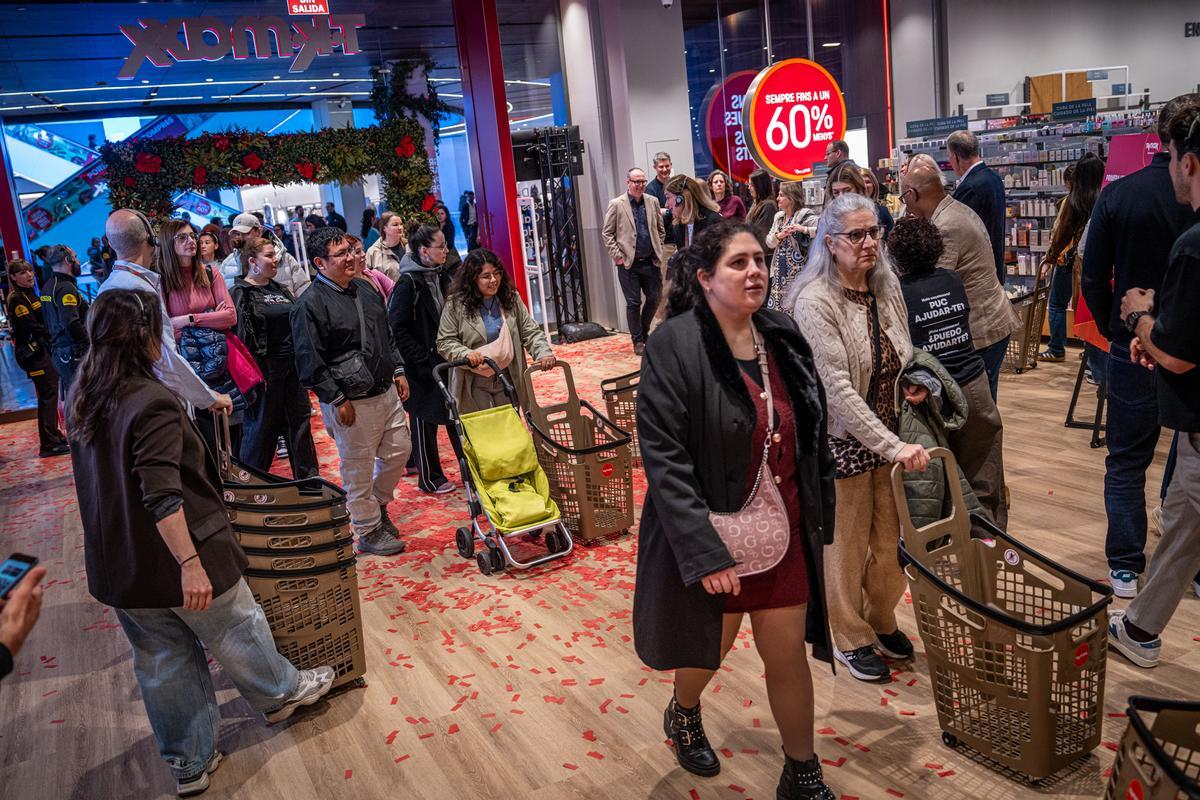Furor y ofertas en el estreno de la primera tienda en Barcelona del outlet de grandes marcas TK-Maxx