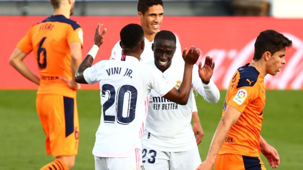 Los jugadores del Real Madrid celebran un gol frente a Paulista y Ferro.
