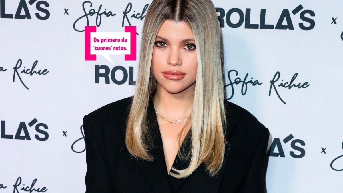 Sofia Richie con melena extralisa y chaqueta negra posando en un photocall