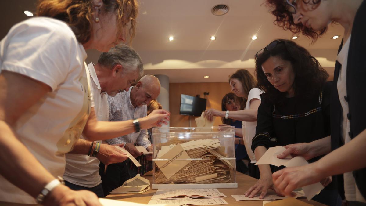 Un momento del escrutinio del voto emigrante.