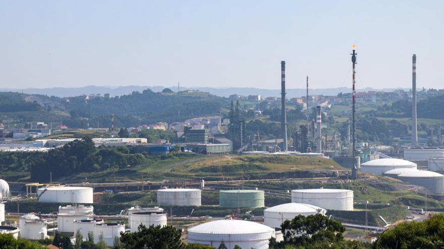 La refinería de A Coruña proyecta dar más altura a instalaciones interiores y levantar un nuevo depósito