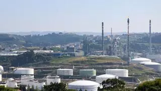 La refinería de A Coruña proyecta dar más altura a instalaciones interiores y levantar un nuevo depósito