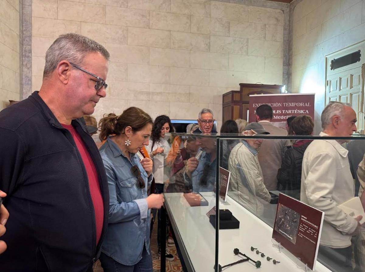Vecinos visitan la exposición de Medellín.