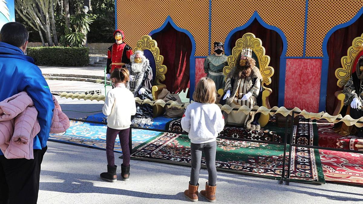 Los Reyes Magos y sus pajes también portan mascarillas y se ha delimitado una zona para asegurar el distanciamiento entre ellos y las familias visitantes.