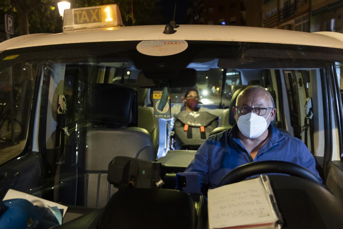 Enrique Aparicio a punto de iniciar la carrera de su taxi adaptado junto a su clienta Isabel Alaustré.