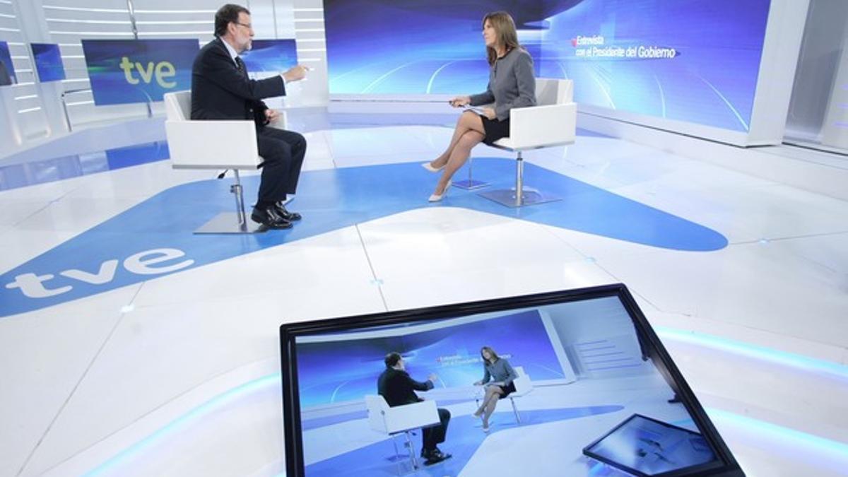 Ana Blanco, con Mariano Rajoy, en los estudios de TVE