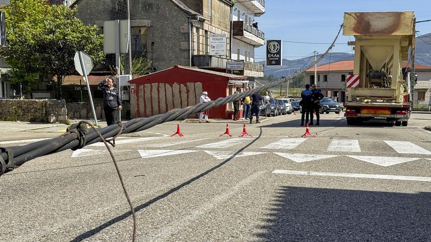 Un camión arrasa cables de alta tensión, daña dos coches y corta un acceso a Peinador