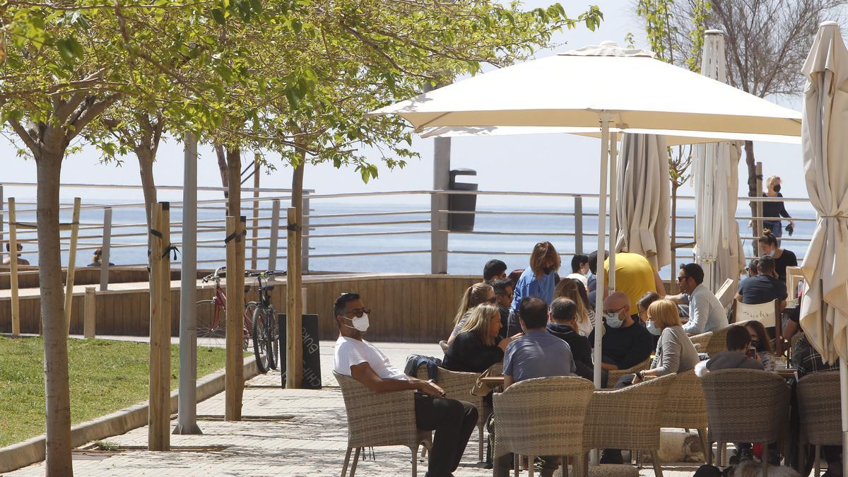 Archivo - Varias personas en la terraza de un bar, a 11 de abril de 2021, en Mallorca, Islas Baleares (España). Este domingo ha comenzado la prórroga del cierre del interior de bares y restaurantes en Mallorca. La medida se ha prorrogado justo cuando term