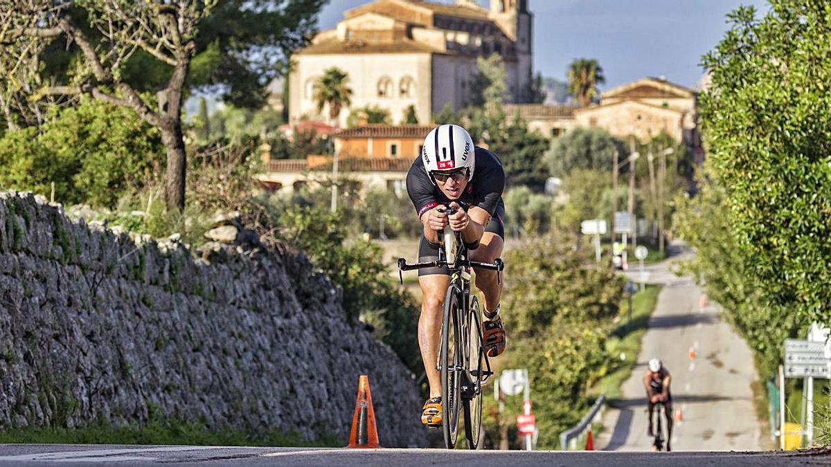 Un participante, en la prueba de bicicleta, en la Challenge Peguera del año pasado