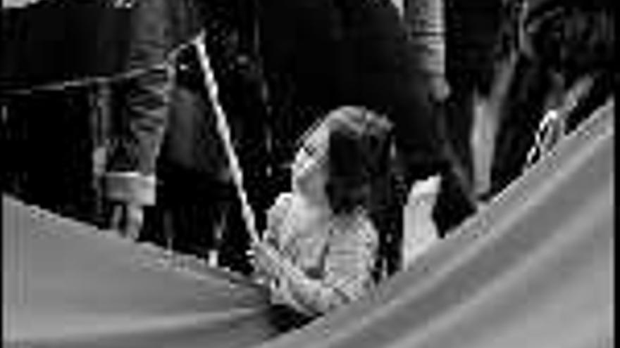 Una niña

 sostiene una bandera republicana