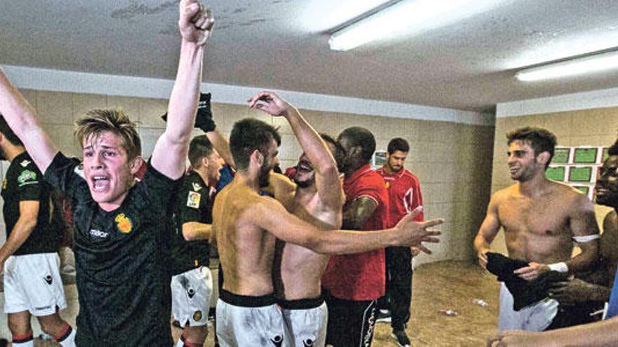 Los jugadores del Mallorca B celebran el ascenso en el vestuario.