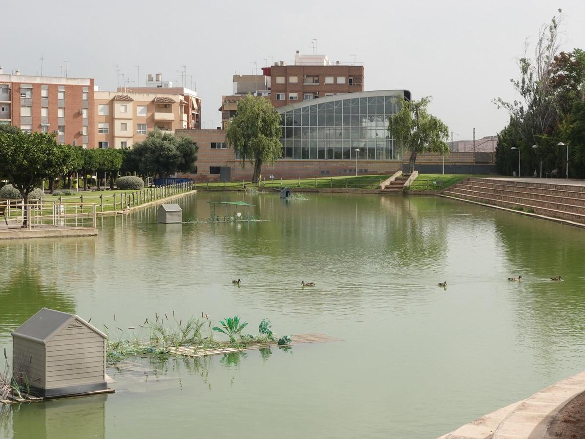 Los refugios improvisados para los patos que han instalado los voluntarios.