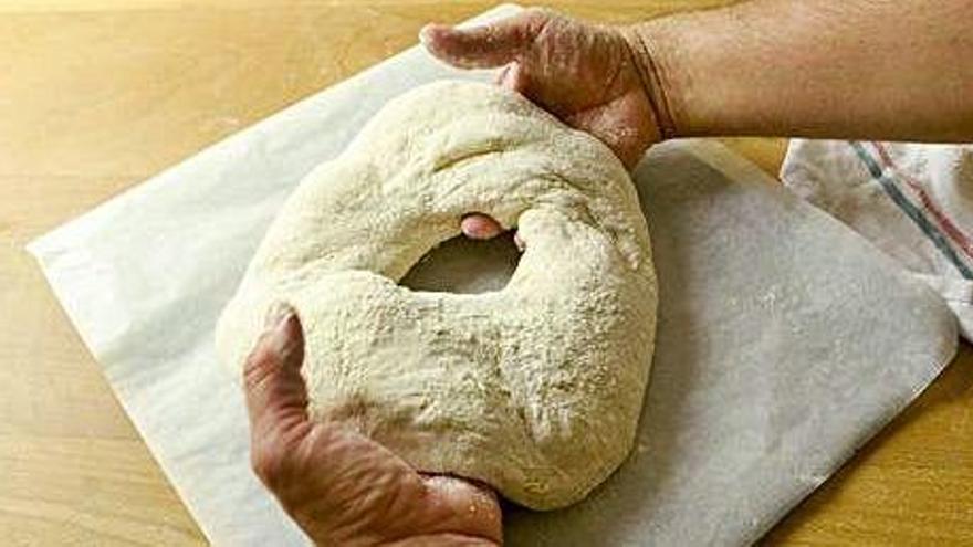 Ibán Yarza hace todo tipo de panes en el horno de su casa, como esta rosca gallega.